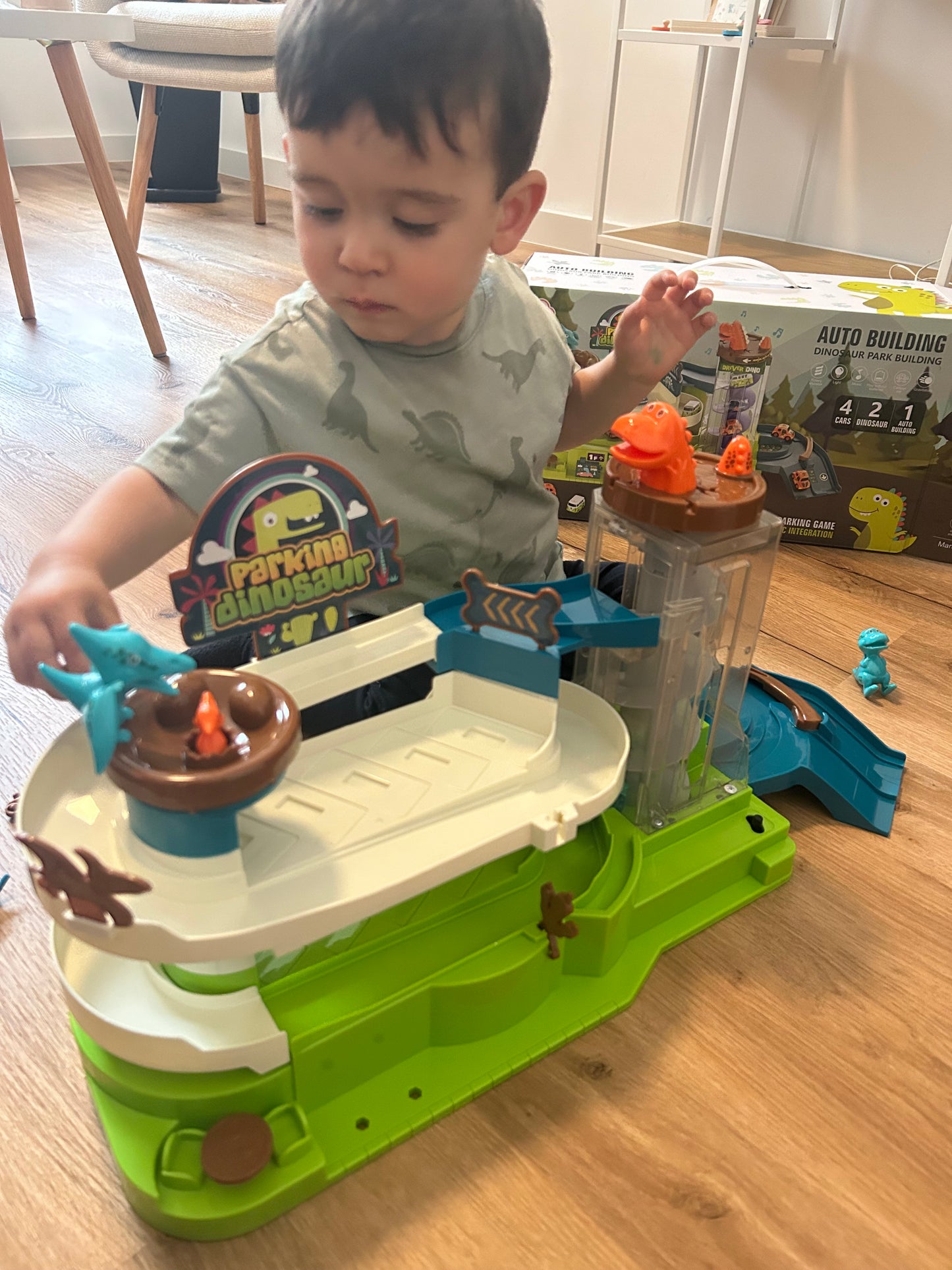 Pista de Autos y Dinosaurios